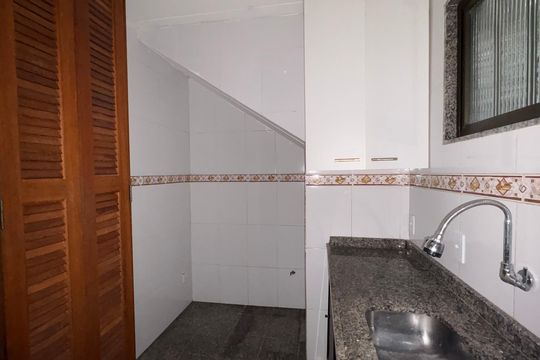 Cozinha de casa de condomínio para alugar com 3 quartos, 116m² em Quarteirão Ingelheim, Petrópolis