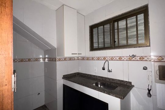Cozinha de casa de condomínio para alugar com 3 quartos, 116m² em Quarteirão Ingelheim, Petrópolis