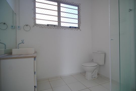 Banheiro de apartamento para alugar com 1 quarto, 42m² em Sarandi, Porto Alegre