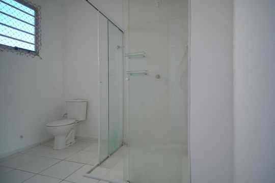 Banheiro de apartamento para alugar com 1 quarto, 42m² em Sarandi, Porto Alegre