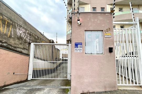Placa instalada na fachada do imóvel de apartamento para alugar com 2 quartos, 71m² em Jardim Barbosa, Guarulhos