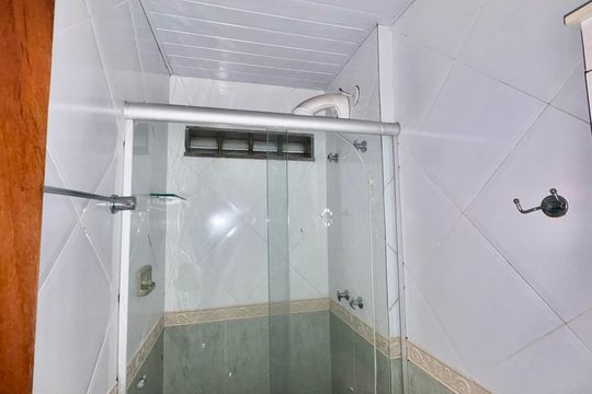 Banheiro de kitnet/studio para alugar com 1 quarto, 116m² em Quarteirão Ingelheim, Petrópolis