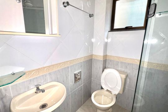 Banheiro do Quarto 3 de apartamento para alugar com 3 quartos, 116m² em Quarteirão Ingelheim, Petrópolis