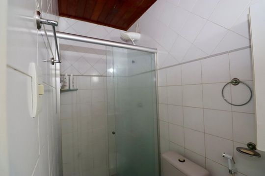 Banheiro 1 de casa de condomínio para alugar com 2 quartos, 74m² em Stella Maris, Salvador