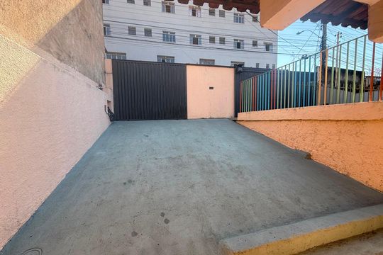 Garagem de casa para alugar com 4 quartos, 230m² em Alto Caiçaras, Belo Horizonte