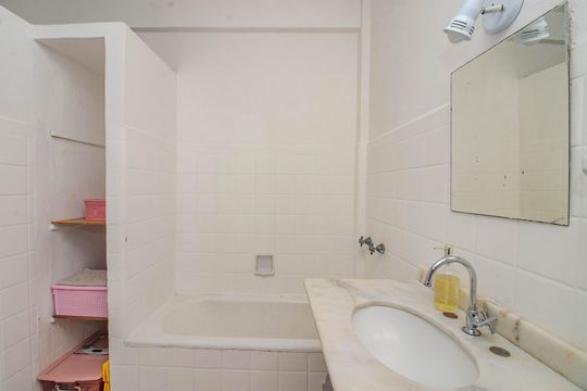 Banheiro de apartamento à venda com 1 quarto, 76m² em Floresta, Porto Alegre