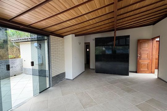 Sala de apartamento para alugar com 2 quartos, 116m² em Quarteirão Ingelheim, Petrópolis