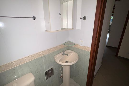 Banheiro do Quarto 2 de apartamento para alugar com 2 quartos, 116m² em Quarteirão Ingelheim, Petrópolis