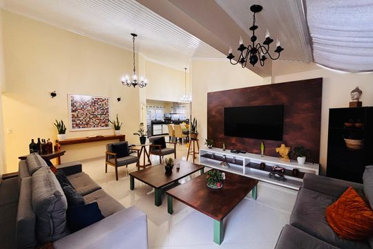 Sala de casa de condomínio para alugar com 4 quartos, 250m² em Aldeia da Serra, Barueri