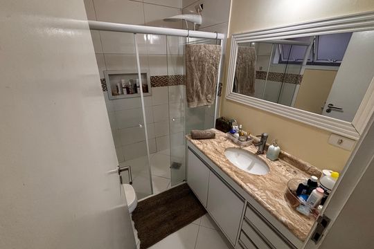 Banheiro suíte 1 de casa de condomínio para alugar com 4 quartos, 250m² em Aldeia da Serra, Barueri