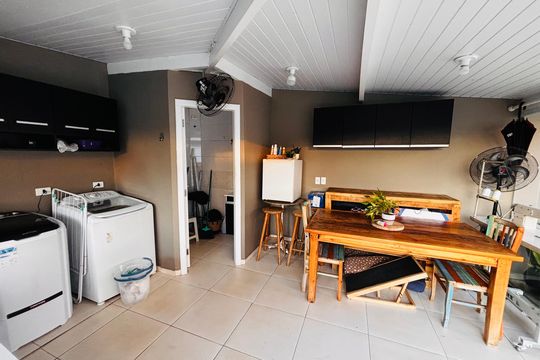 Lavanderia + área da churrasqueira  de casa de condomínio para alugar com 4 quartos, 250m² em Aldeia da Serra, Barueri