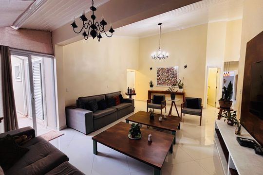 Sala de casa de condomínio para alugar com 4 quartos, 250m² em Aldeia da Serra, Barueri