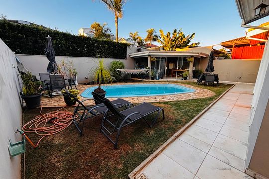 Piscina de casa de condomínio para alugar com 4 quartos, 250m² em Aldeia da Serra, Barueri