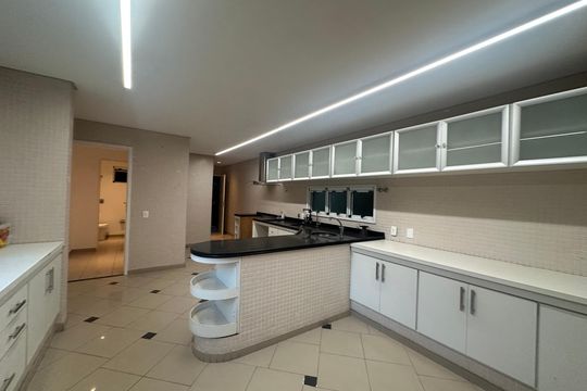 Cozinha de casa de condomínio à venda com 5 quartos, 654m² em Residencial Tamboré I, Barueri