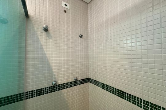 Banheiro da Suíte 1 de casa de condomínio à venda com 5 quartos, 654m² em Residencial Tamboré I, Barueri