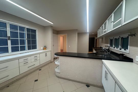 Cozinha de casa de condomínio à venda com 5 quartos, 654m² em Residencial Tamboré I, Barueri