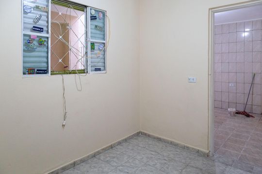 Quarto de casa para alugar com 1 quarto, 80m² em Jardim Presidente Dutra, Guarulhos