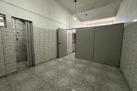 Quarto de casa para alugar com 1 quarto, 50m² em Jardim Julio, Barueri