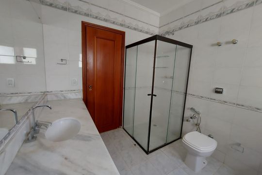 Banheiro da suíte 1 de casa para alugar com 5 quartos, 426m² em Jardim Santa Marcelina, Campinas
