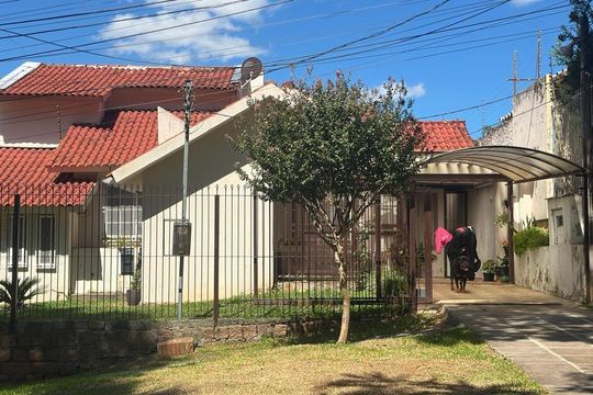 Fachada de casa de condomínio à venda com 3 quartos, 200m² em Santa Tereza, Porto Alegre