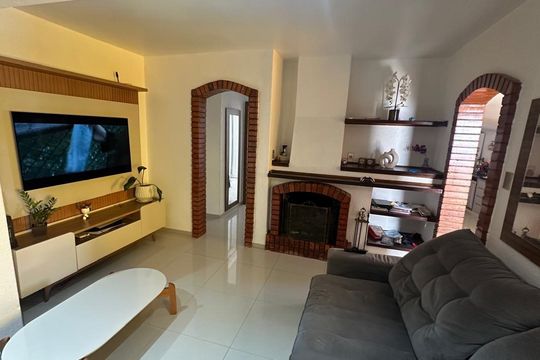 Sala de casa de condomínio à venda com 3 quartos, 200m² em Santa Tereza, Porto Alegre