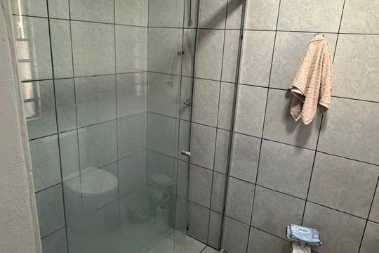 Banheiro de casa de condomínio à venda com 3 quartos, 200m² em Santa Tereza, Porto Alegre