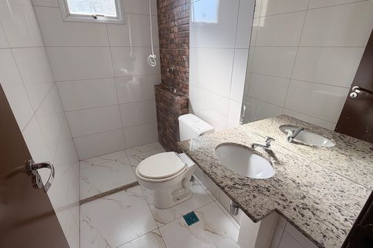Banheiro da Suíte de apartamento para alugar com 3 quartos, 74m² em Setor Faicalville, Goiânia