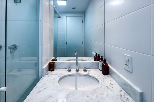 Banheiro social de kitnet/studio para alugar com 1 quarto, 26m² em Sumarezinho, São Paulo