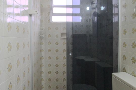 Banheiro de apartamento à venda com 2 quartos, 62m² em Glória, Porto Alegre