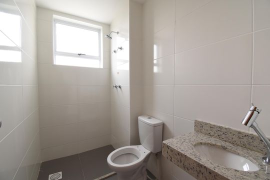 Banheiro de apartamento para alugar com 2 quartos, 47m² em Bairro Alto, Curitiba
