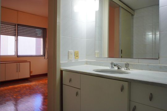 Banheiro suite  de apartamento para alugar com 4 quartos, 109m² em Cristo Redentor, Porto Alegre