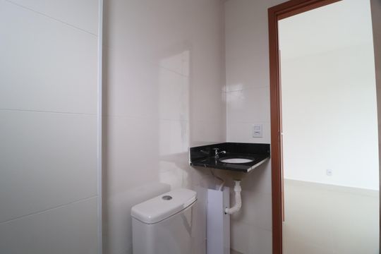 Banheiro do Quarto 2 de apartamento para alugar com 2 quartos, 73m² em Novo Mundo, Uberlândia