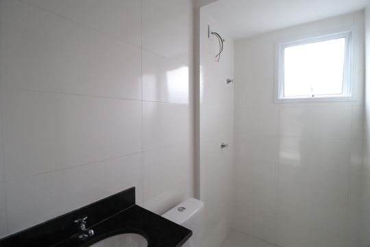Banheiro Social de apartamento para alugar com 2 quartos, 73m² em Novo Mundo, Uberlândia