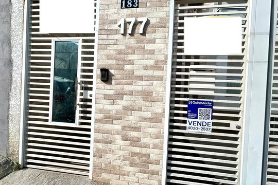 Placa instalada na fachada do imóvel  de apartamento à venda com 2 quartos, 53m² em Vila Progresso, Guarulhos
