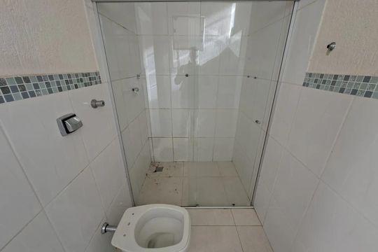 Banheiro de serviço de casa para alugar com 3 quartos, 150m² em Jardim Patricia, Uberlândia