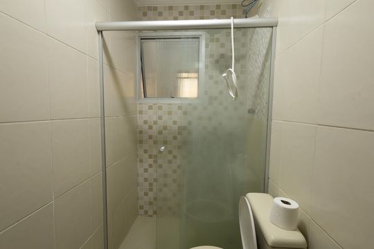 Banheiro social de apartamento para alugar com 2 quartos, 56m² em Jardim California, Jacareí