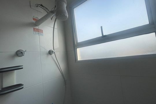 Banheiro de apartamento para alugar com 2 quartos, 47m² em Umbará, Curitiba