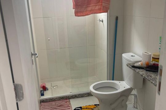 Banheiro de apartamento para alugar com 2 quartos, 48m² em Mantiquira, Duque de Caxias