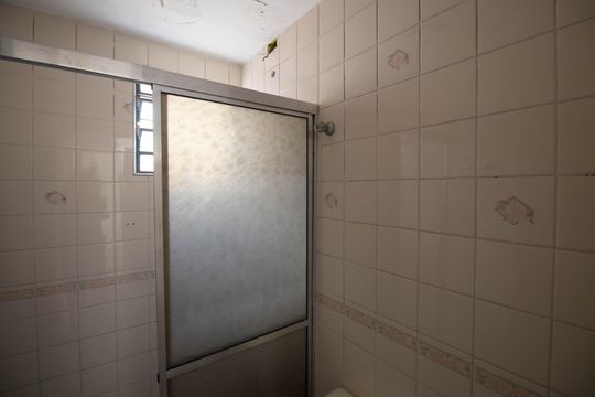 Banheiro de apartamento à venda com 2 quartos, 49m² em Jardim Martins Silva, São Paulo