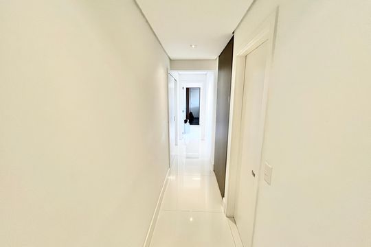 Corredor de apartamento à venda com 4 quartos, 297m² em Vila Ester (zona Norte), São Paulo