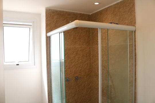 Banheiro de apartamento à venda com 2 quartos, 55m² em Lapa de Baixo, São Paulo