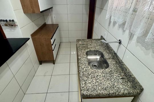 Cozinha de casa de condomínio para alugar com 2 quartos, 70m² em Vista Alegre, São Gonçalo