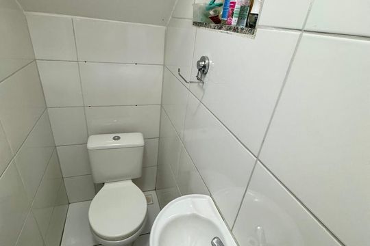 Banheiro de casa de condomínio para alugar com 2 quartos, 70m² em Vista Alegre, São Gonçalo