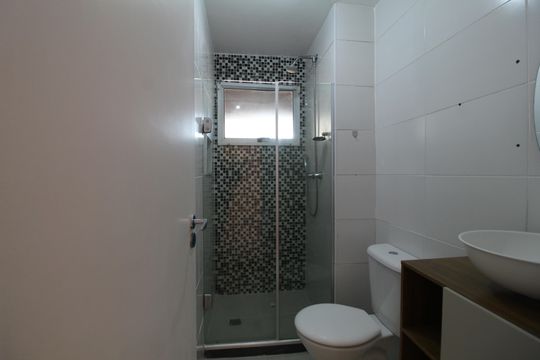 Banheiro de apartamento à venda com 2 quartos, 46m² em Jacarepaguá, Rio de Janeiro