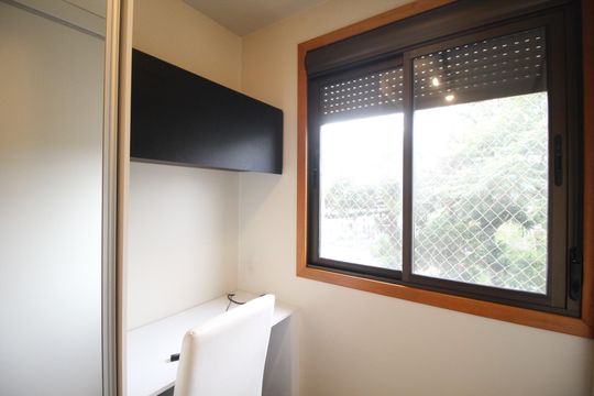 Closet da suíte 1 de apartamento para alugar com 2 quartos, 74m² em Vila Jardim, Porto Alegre