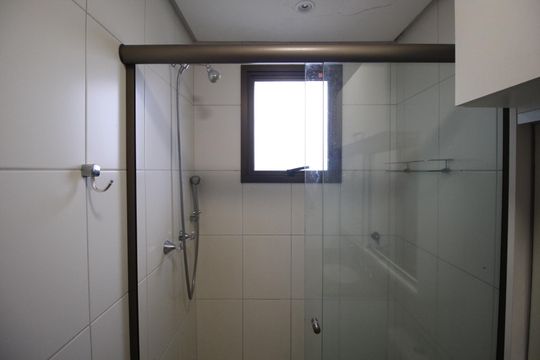 Banheiro da Suíte 1 de apartamento para alugar com 2 quartos, 74m² em Vila Jardim, Porto Alegre