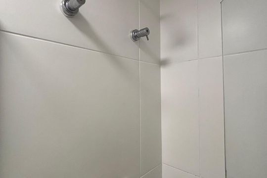 Banheiro de kitnet/studio para alugar com 1 quarto, 20m² em Indianópolis, São Paulo