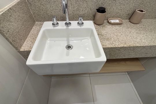 Banheiro de kitnet/studio para alugar com 1 quarto, 20m² em Indianópolis, São Paulo
