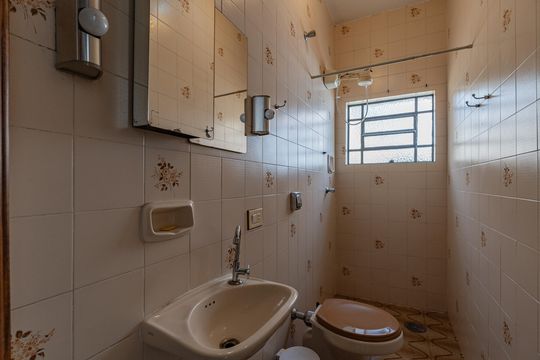 Banheiro da Edicula de casa à venda com 4 quartos, 180m² em Vila Brasilina, São Paulo