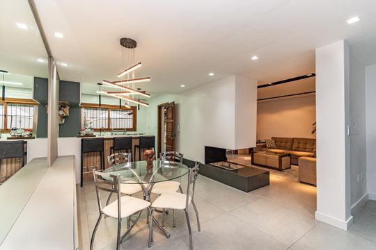 Casa para alugar com 4 quartos, 311m² em Chácara das Pedras, Porto Alegre